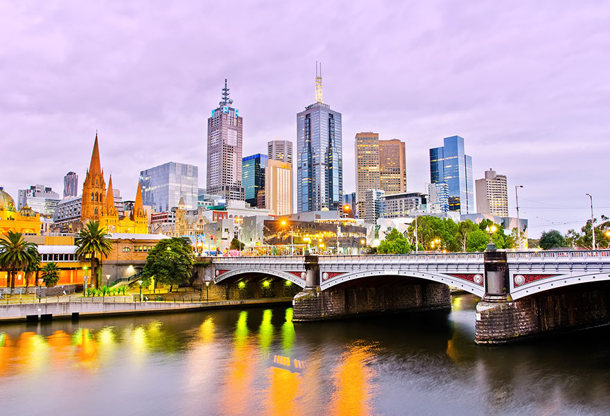 黃昏時分墨爾本天際線的景色,後面整排的高樓和舊式建築，前方則有亞拉河流過