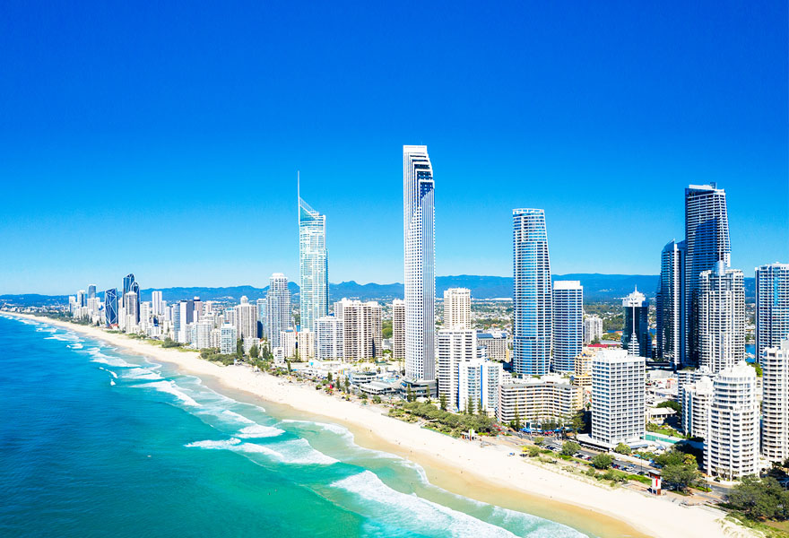 沿著蔚藍的海岸蓋起的一整排高樓