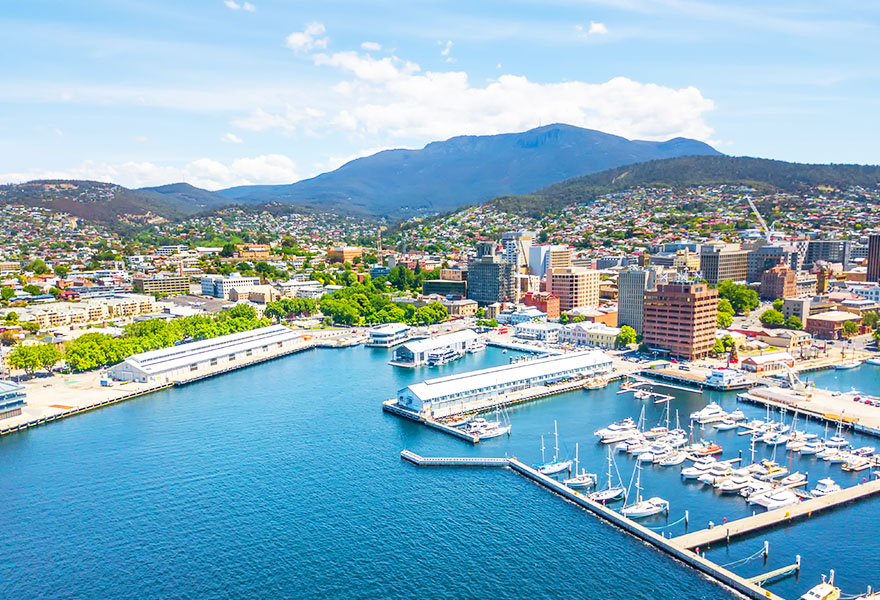荷巴特的憲法碼頭,背綠山面藍海，整齊的船隻排列港口之中，景色十分秀麗