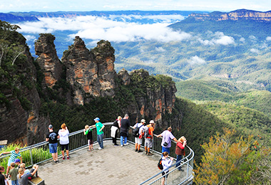一群觀光客在景觀台上眺望藍山國家公園美景