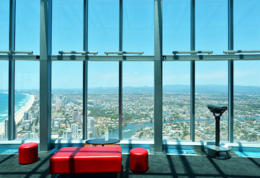 全透明的觀景落地窗，俯瞰黃金海岸城市美景