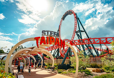 寫著STEEL TAIPAN的雲霄飛車