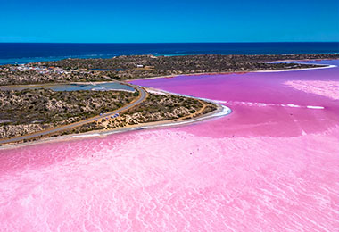 從空中俯瞰的赫特潟湖，粉紅色的湖水有深有淺