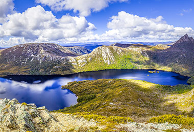右邊的大海灣懷抱著湛藍色的海洋