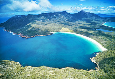 冰川形成的鴿子湖Dove Lake，群山懷繞，湖面倒映著藍天，右邊則是搖籃山