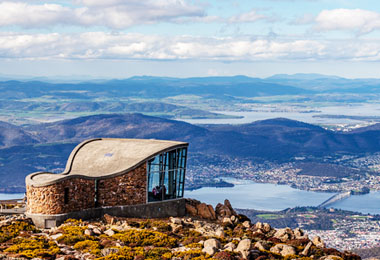 威靈山山頂的景觀台,前方則是荷巴特市區全景和德文特河河谷