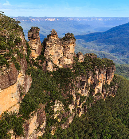 澳洲藍山公園著名的三姐妹峰，矗立在一片深綠帶藍的森林之中